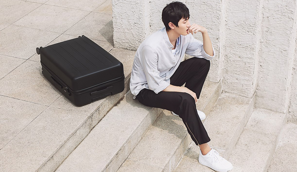 чемодан можно везти на удобных колесах или же нести в руке