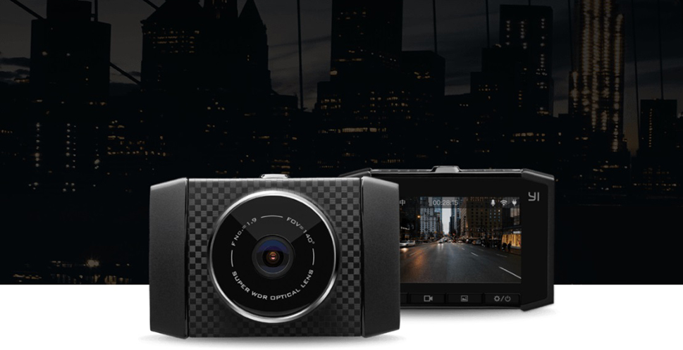 видеорегистратор YI Ultra Dash Camera в стильном корпусе черного цвета
